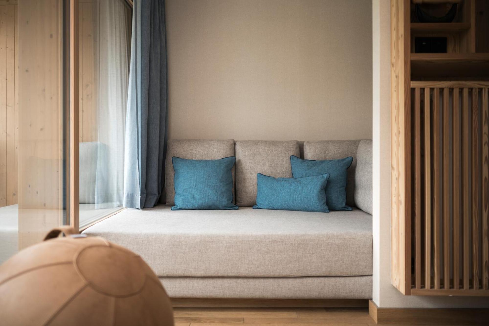 Falkensteiner Hotel Kronplatz - The Leading Hotels Of The World (Adults Only) Riscone Δωμάτιο φωτογραφία A sofa bed