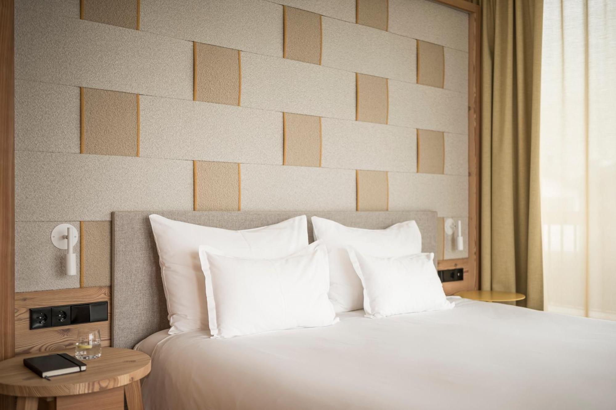 Falkensteiner Hotel Kronplatz - The Leading Hotels Of The World (Adults Only) Riscone Εξωτερικό φωτογραφία A bedroom at the hotel